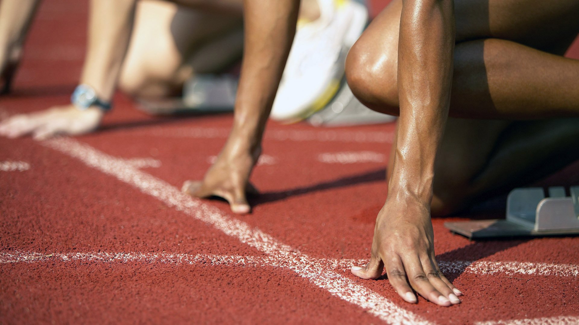 红牛内斗，辽宁登顶，当赛道与球场同时上演国王之战